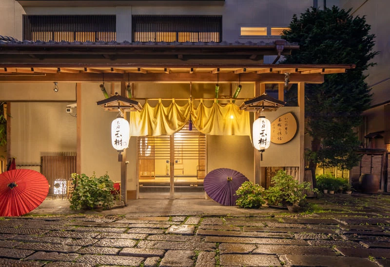 四季の趣が感じられる日本情緒あふれる館内