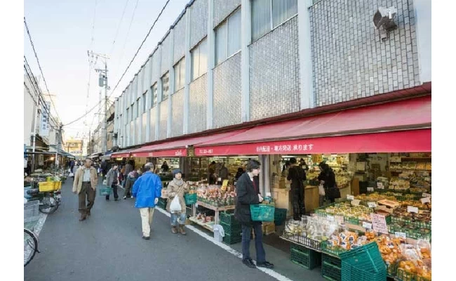 多くの人々でにぎわう