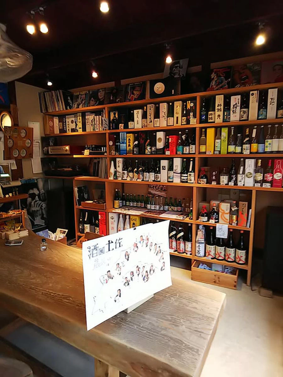 日本酒が並ぶ、安岡酒店の店内