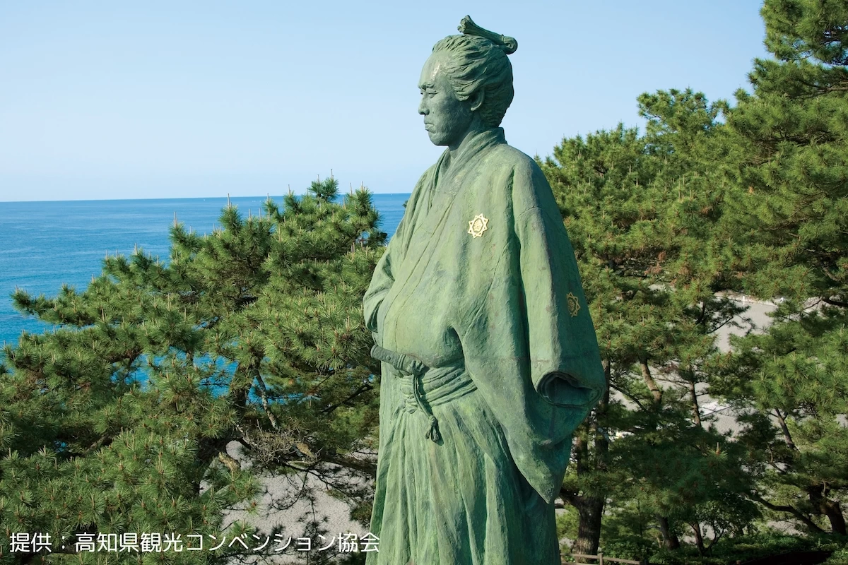 迫力満点、高知を象徴する坂本龍馬像