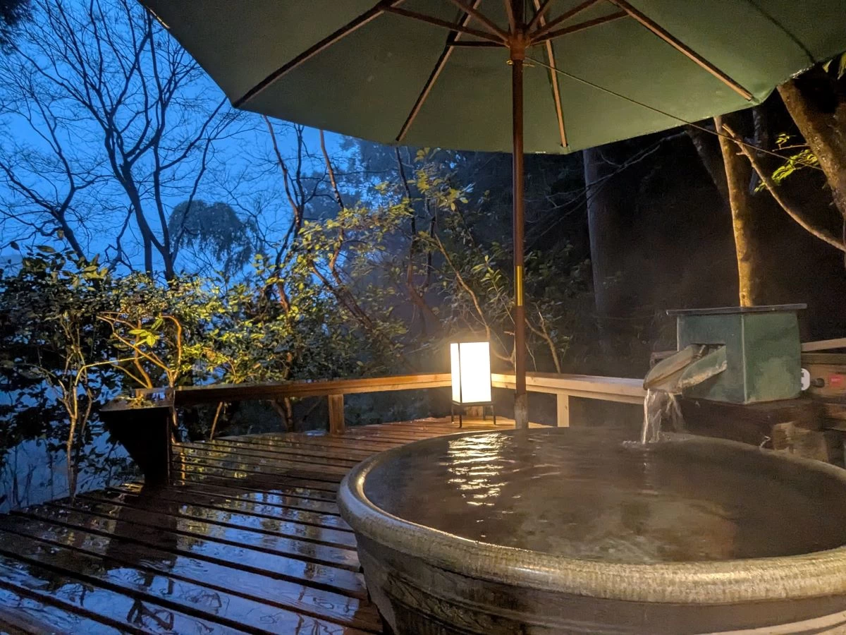 露天風呂付特別室の露天風呂（現地にて撮影）