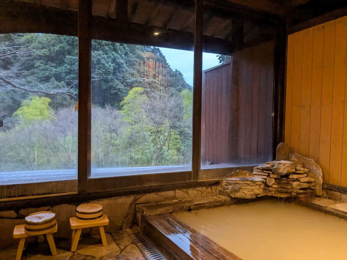 家族風呂の硫黄泉（現地にて撮影）