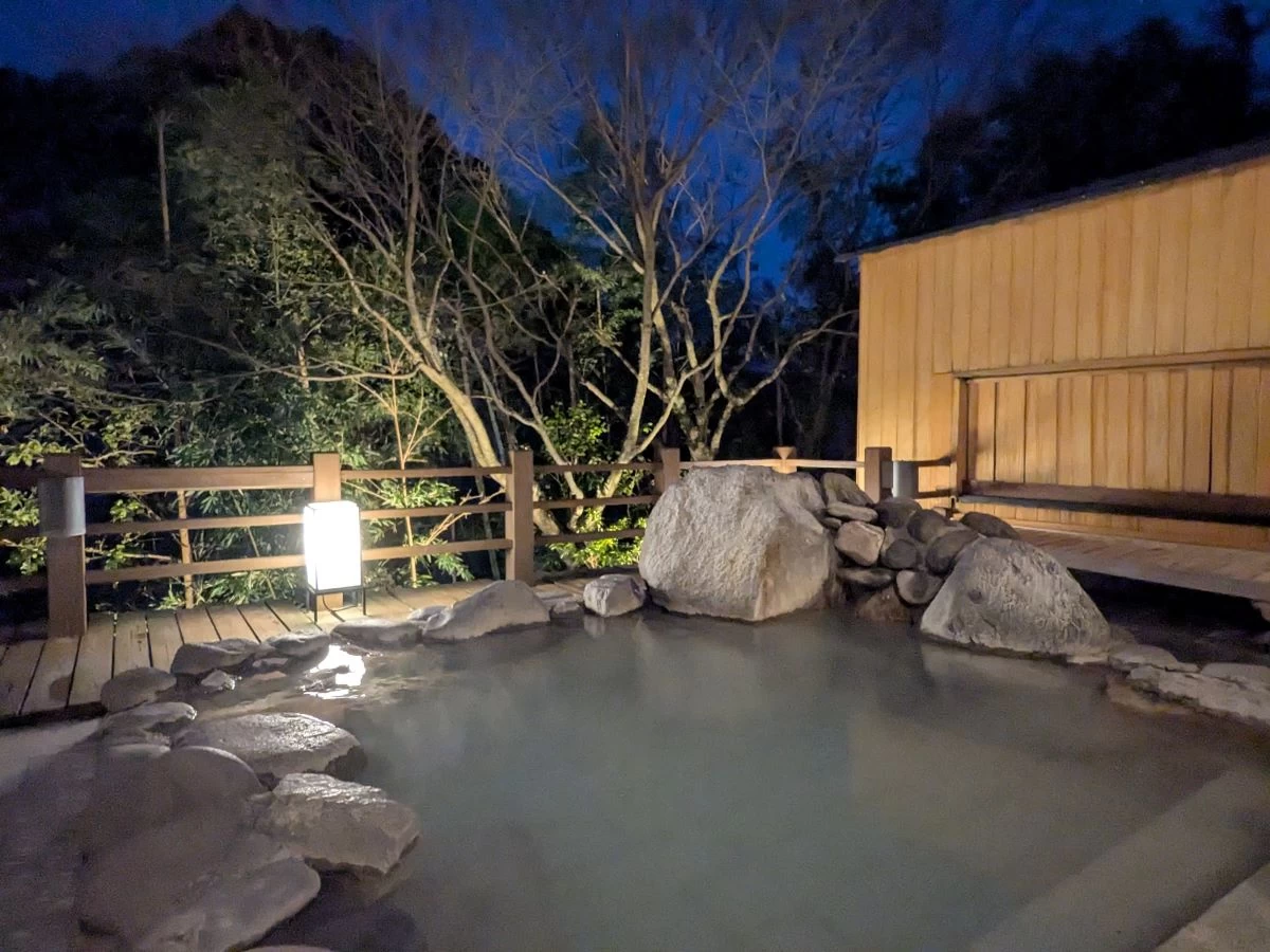 大浴場の露天風呂（現地にて撮影）