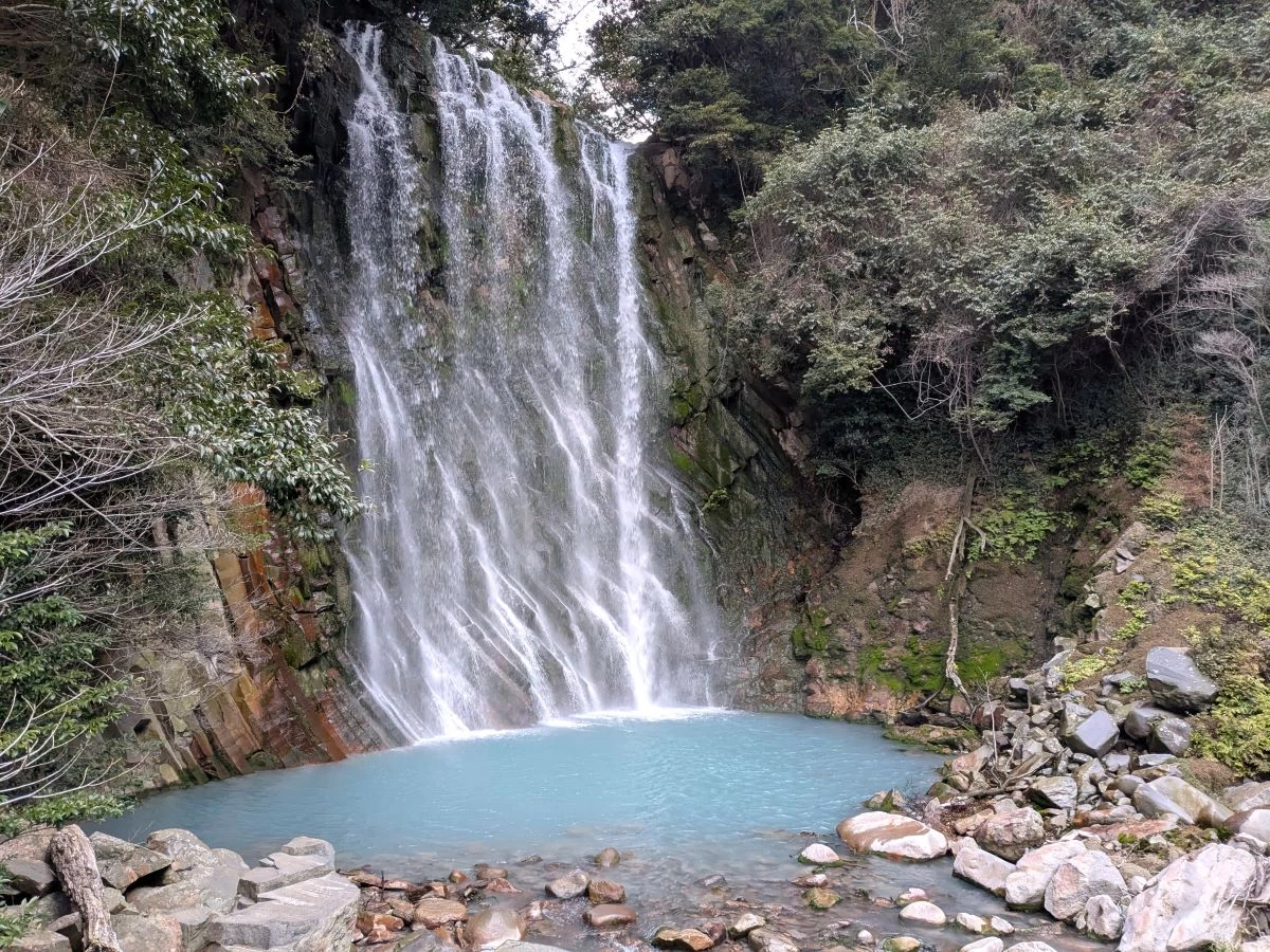 滝壺付近にも柱状節理が見られる（現地にて撮影）