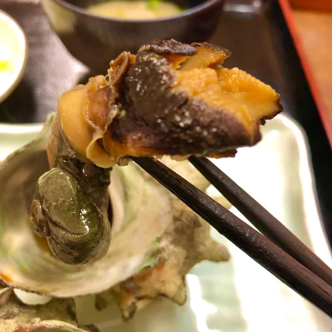 身はふっくらしていてやわらかなサザエ