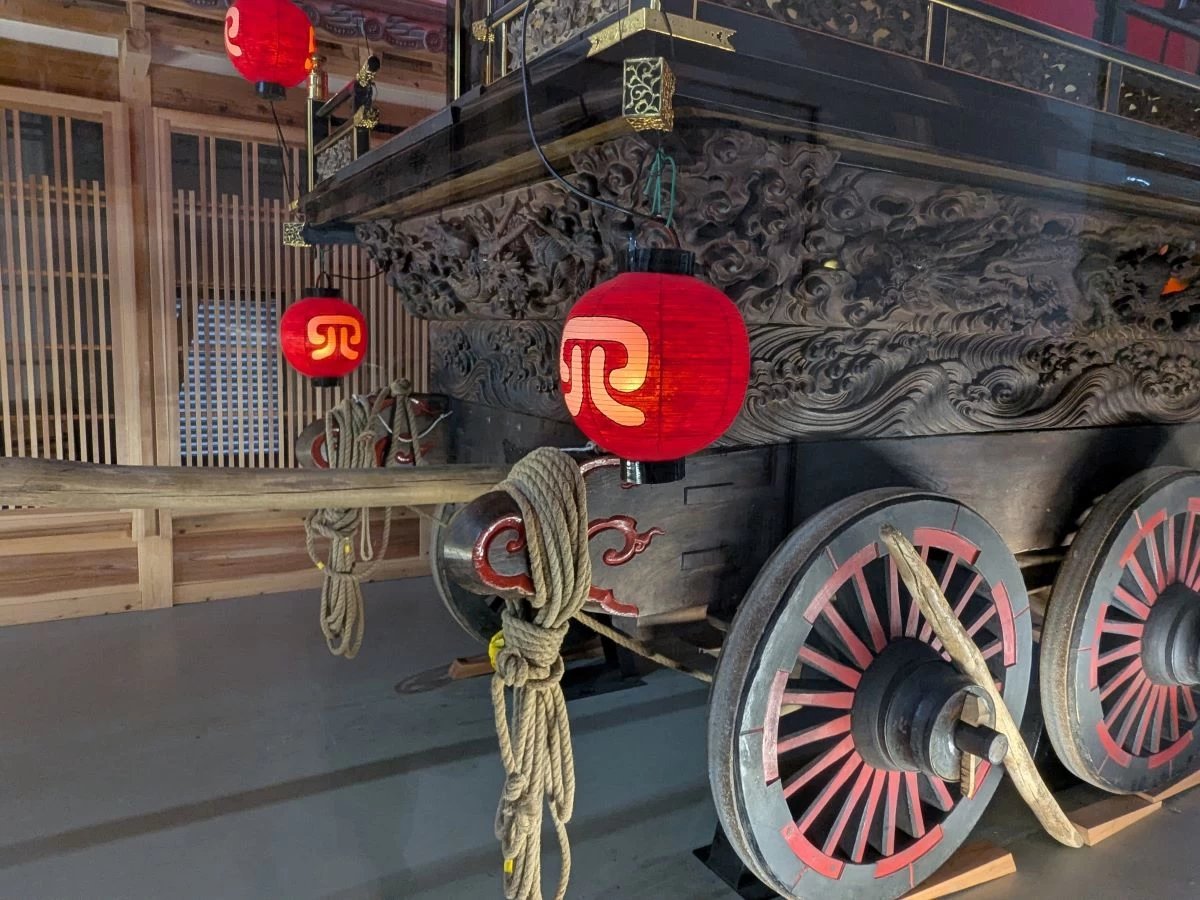 中町四番町の山車は漆塗り（現地にて撮影）