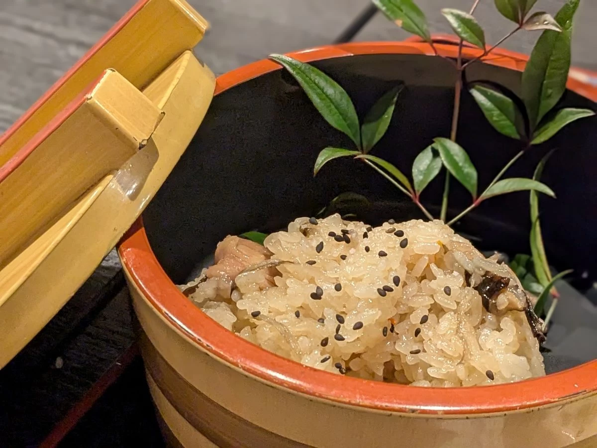 竈で蒸した季節のおこわ（現地にて撮影）