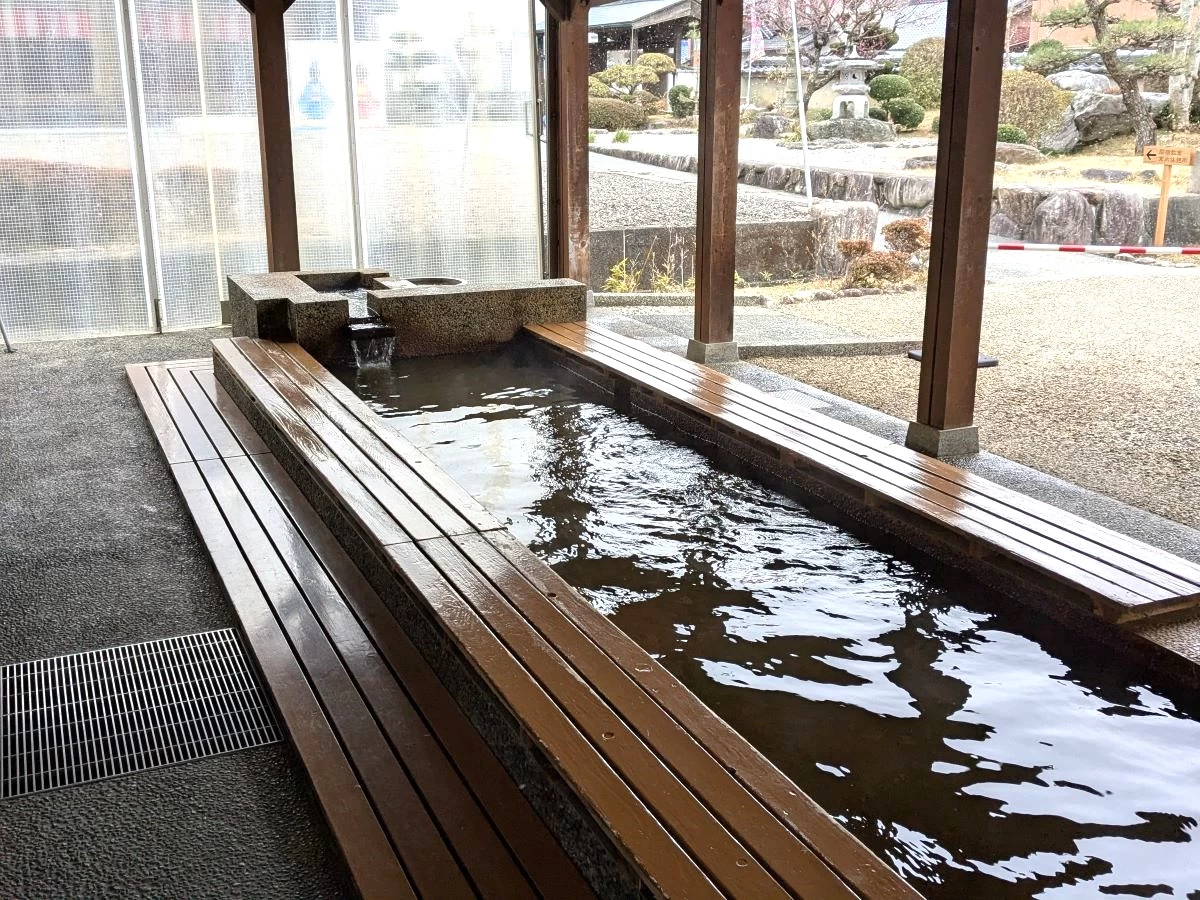 両側に腰かけられる足湯（現地にて撮影）
