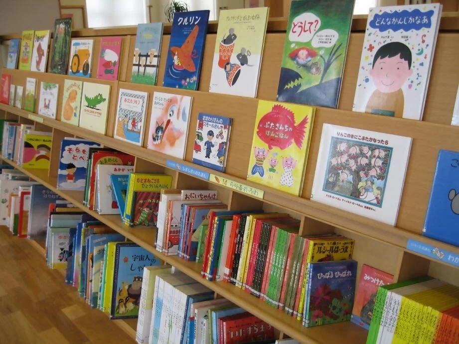 絵本の読み聞かせをする「おはなし会」を定期的に開催