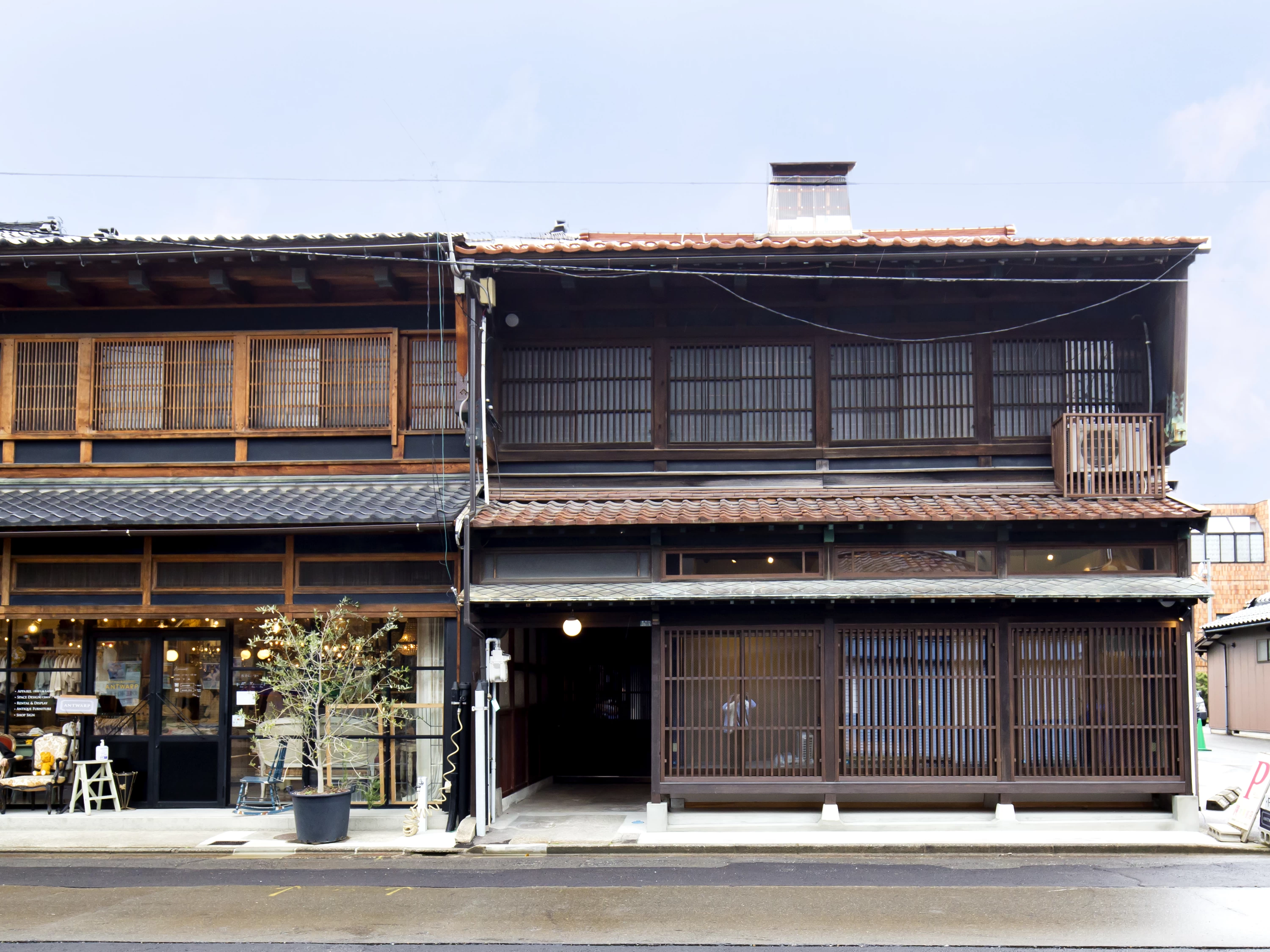 家の中心線から山型になっている「切妻屋根」と格子戸が「こまつ町家」の特徴