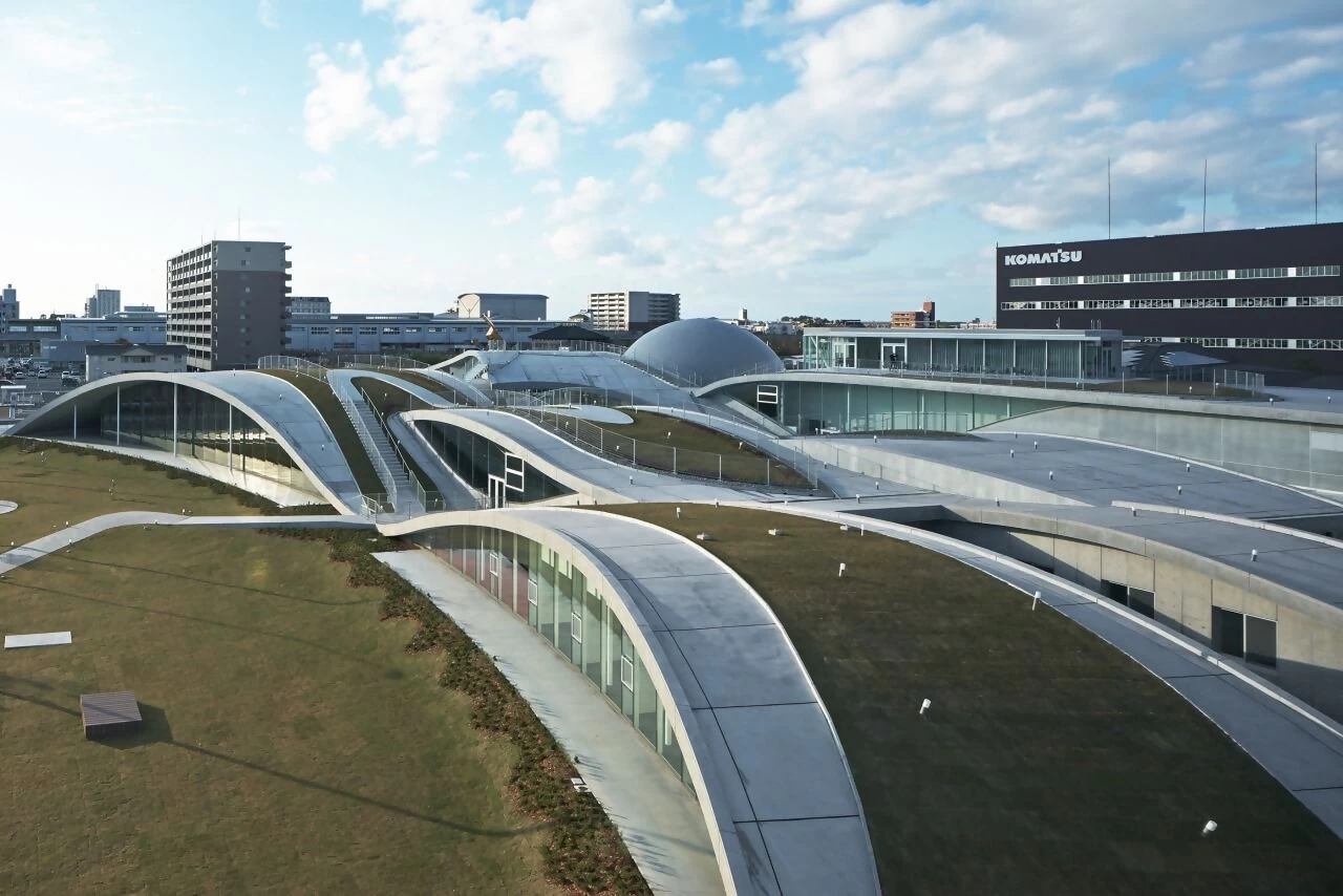 屋上は広場になっていて、登ることができる