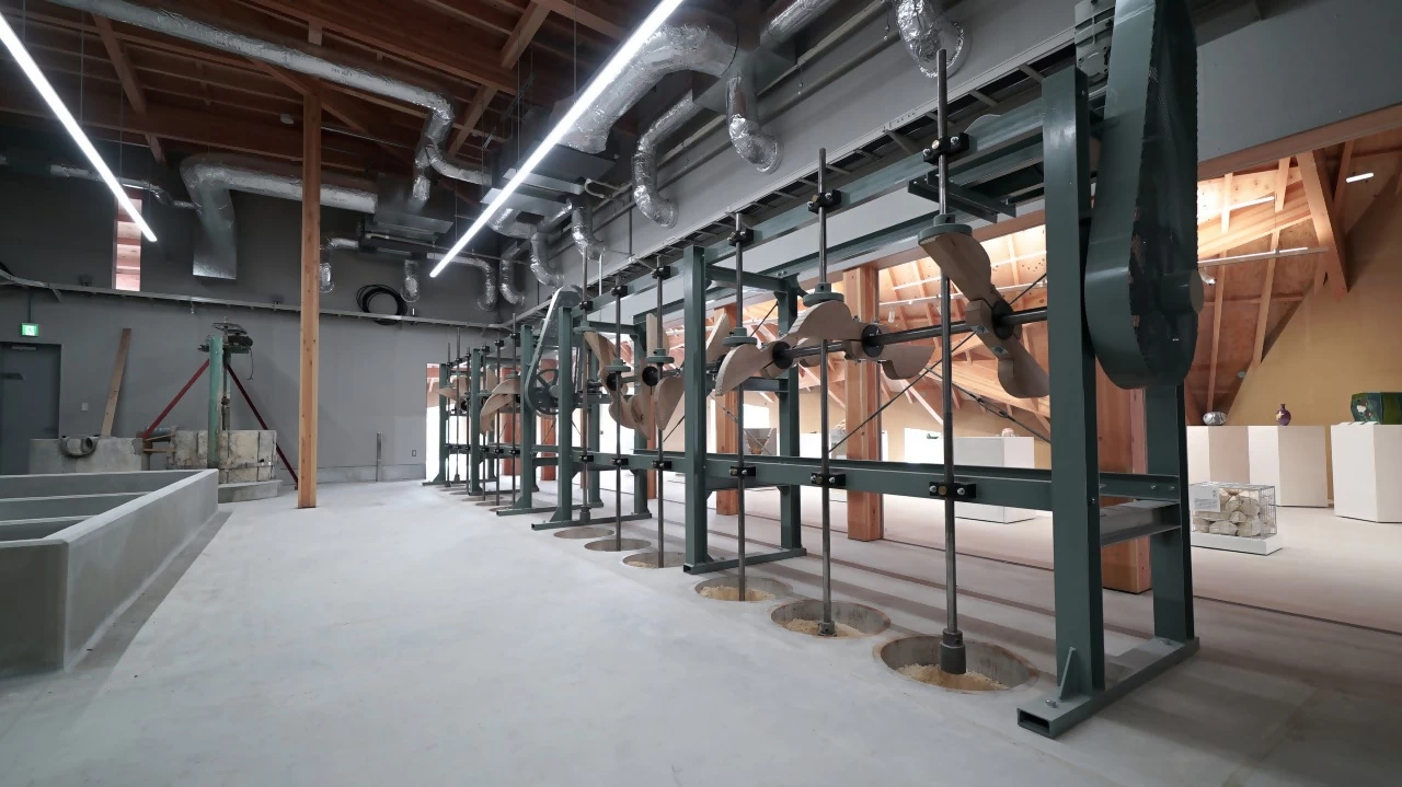 「花坂陶石」を粉砕し、粘土にする工程を間近で見られる「製土工場」