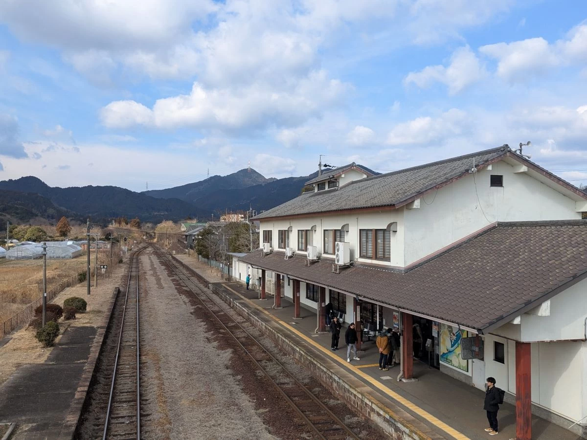 関駅舎（現地にて撮影）