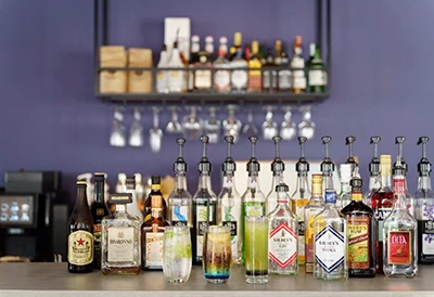 夜は照明が落とされバーとして利用できる