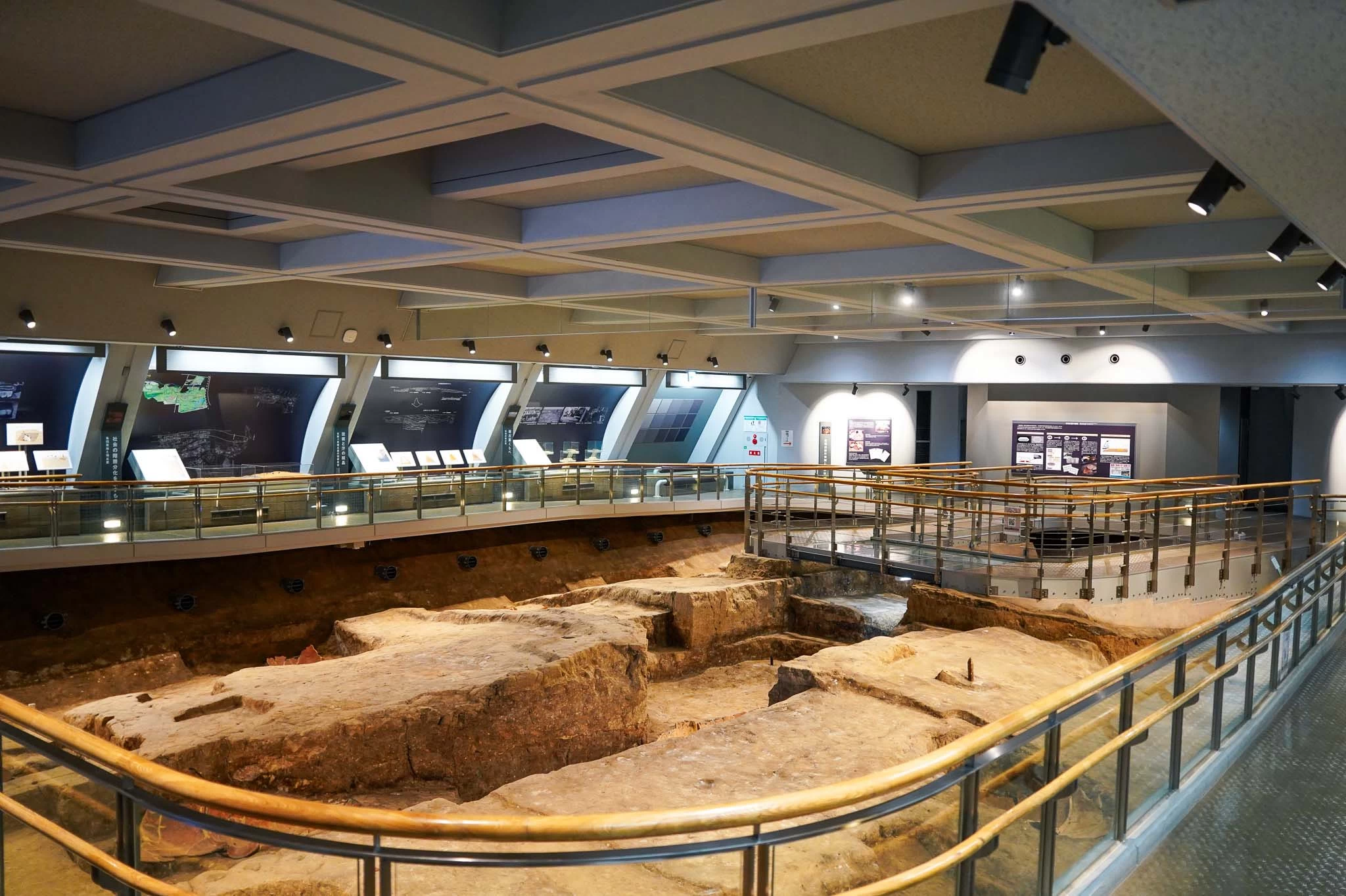 歴代の王が埋葬されたエリアでは本物の甕館（かめかん）が展示されている