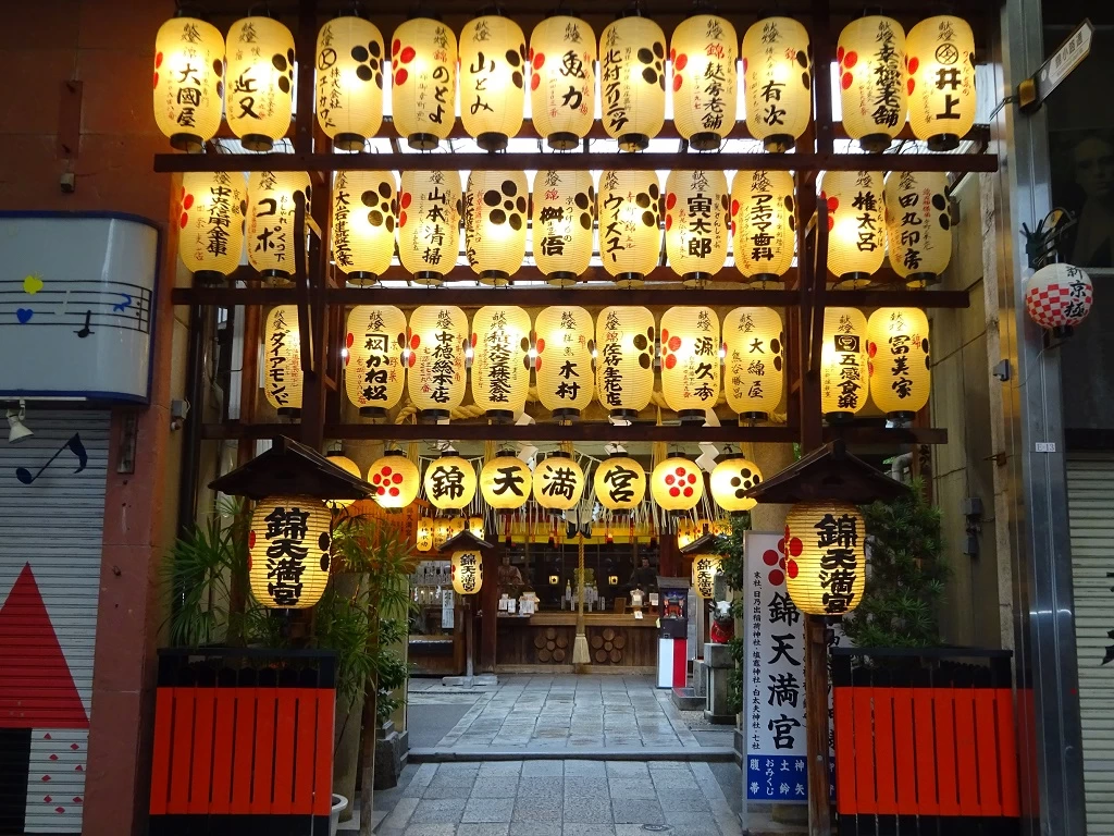 明かりの灯った提灯