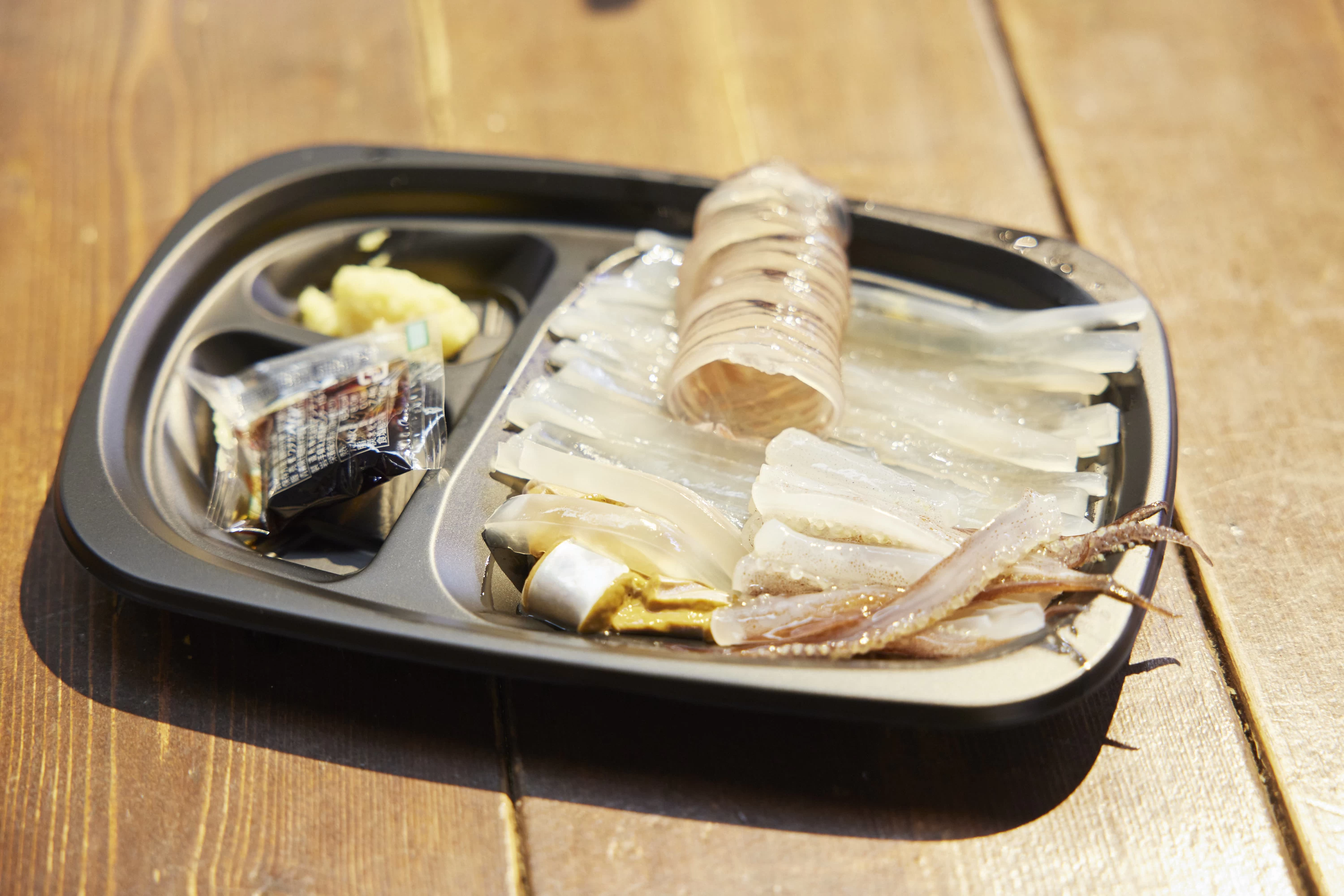 イカ釣りの料金は時価。釣ったイカはその場で食べられる
