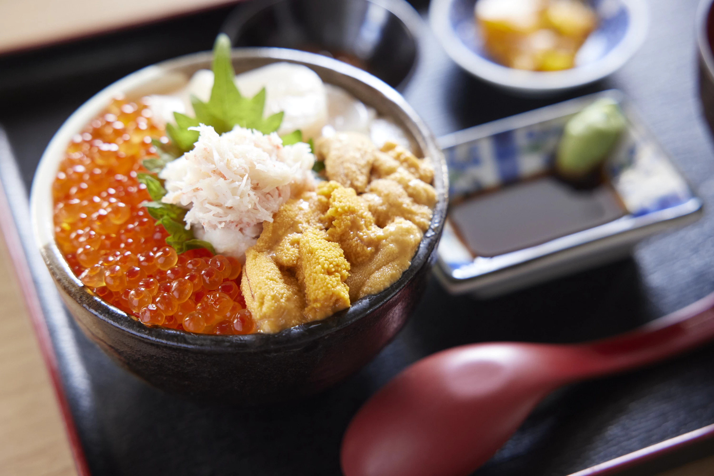 人気ナンバー1の道下丼2,970円はウニ、いくら、ホタテ、カニがたっぷり