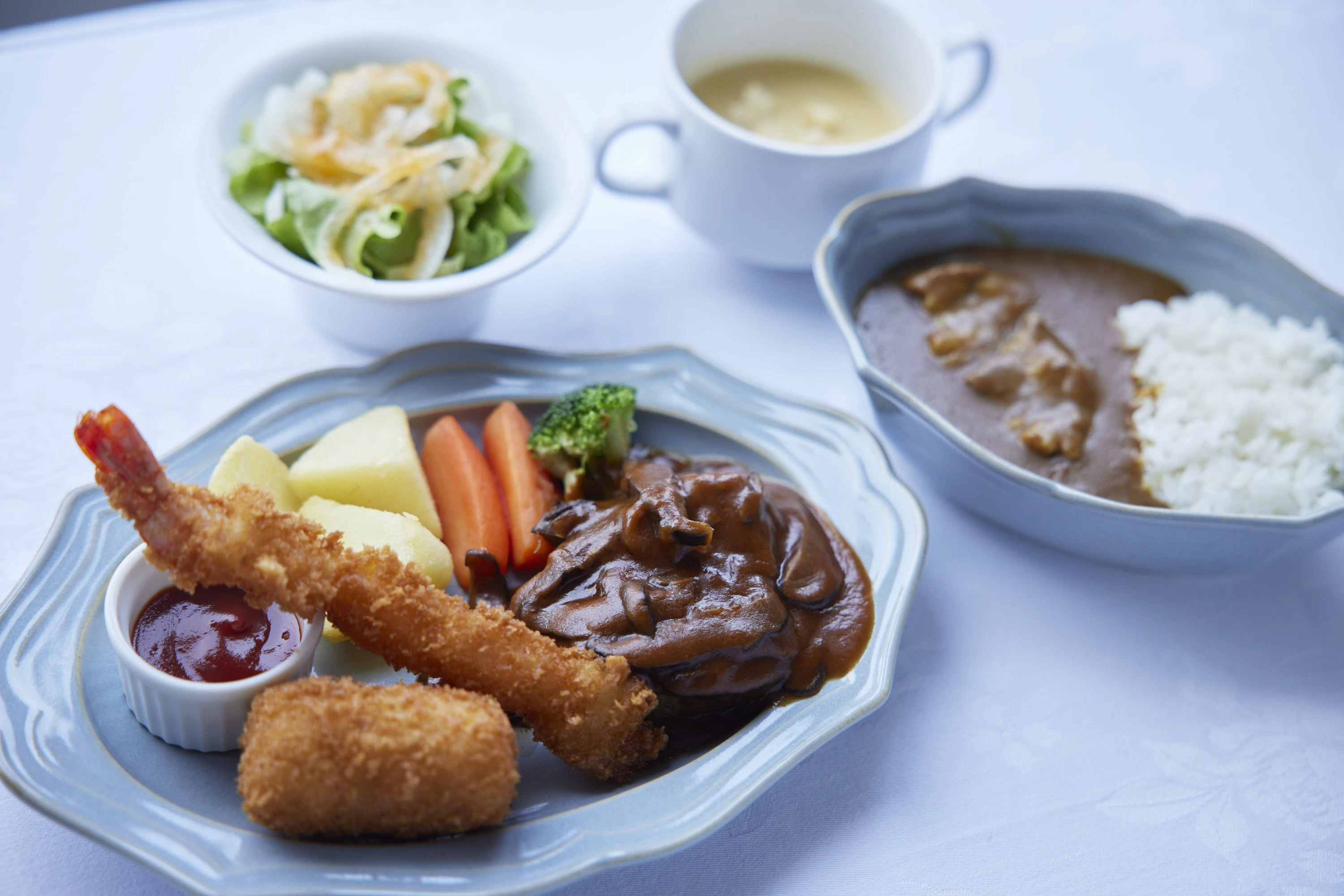 明治の洋食＆カレーセット3,300円。カレーはイギリス風（ビーフ）と明治のカレー（ポーク）の2種類から選べる