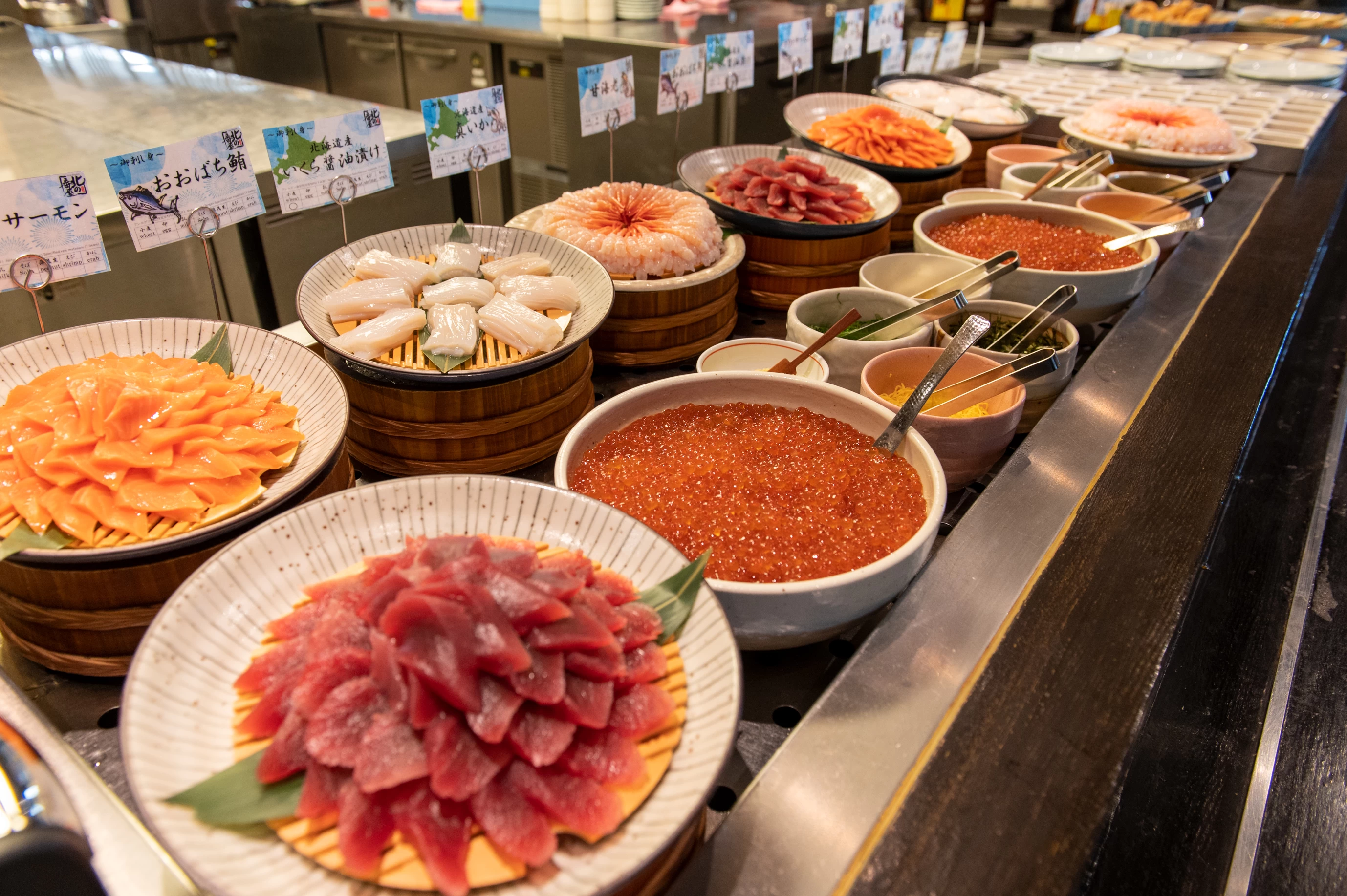 旬の魚介を食べ放題の海鮮丼はマスト！ 