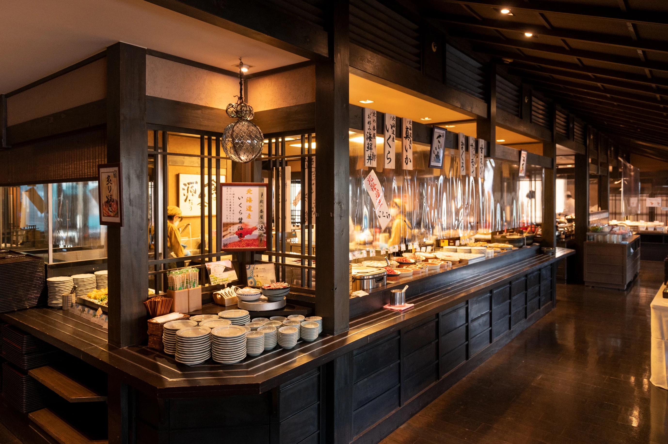 店内のキッチンで仕上げるできたてメニューも