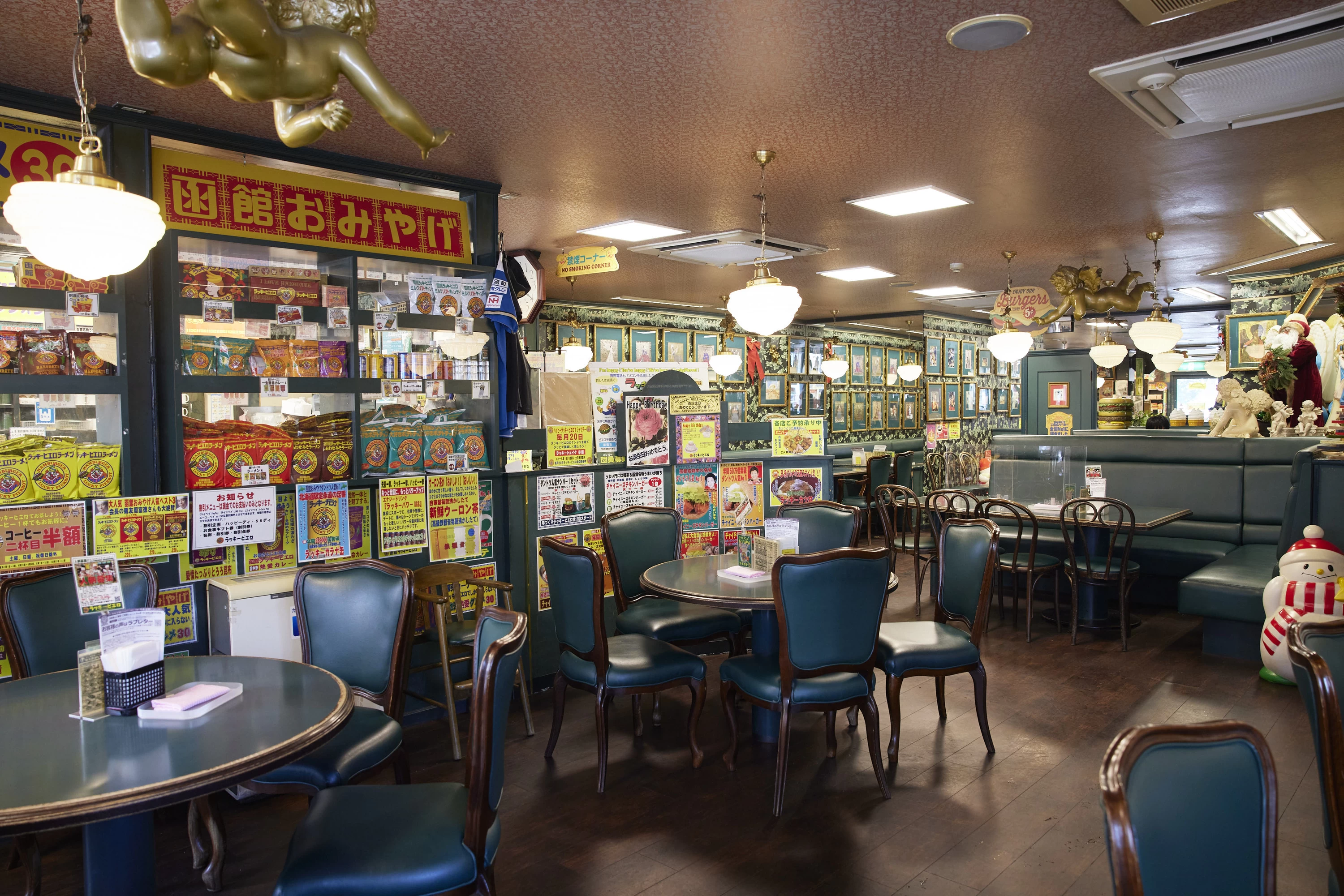 イートインもテイクアウトもOK。店内ではオリジナルのお土産物も販売