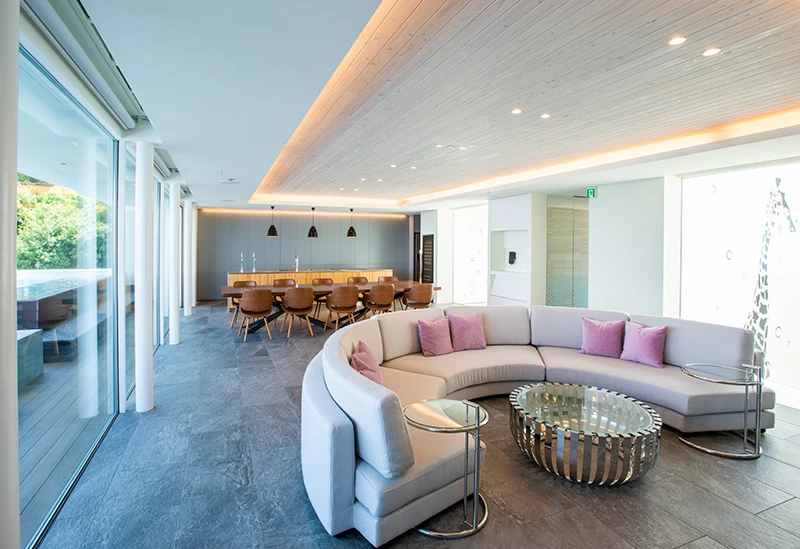 約80帖の開放的なリビングダイニング