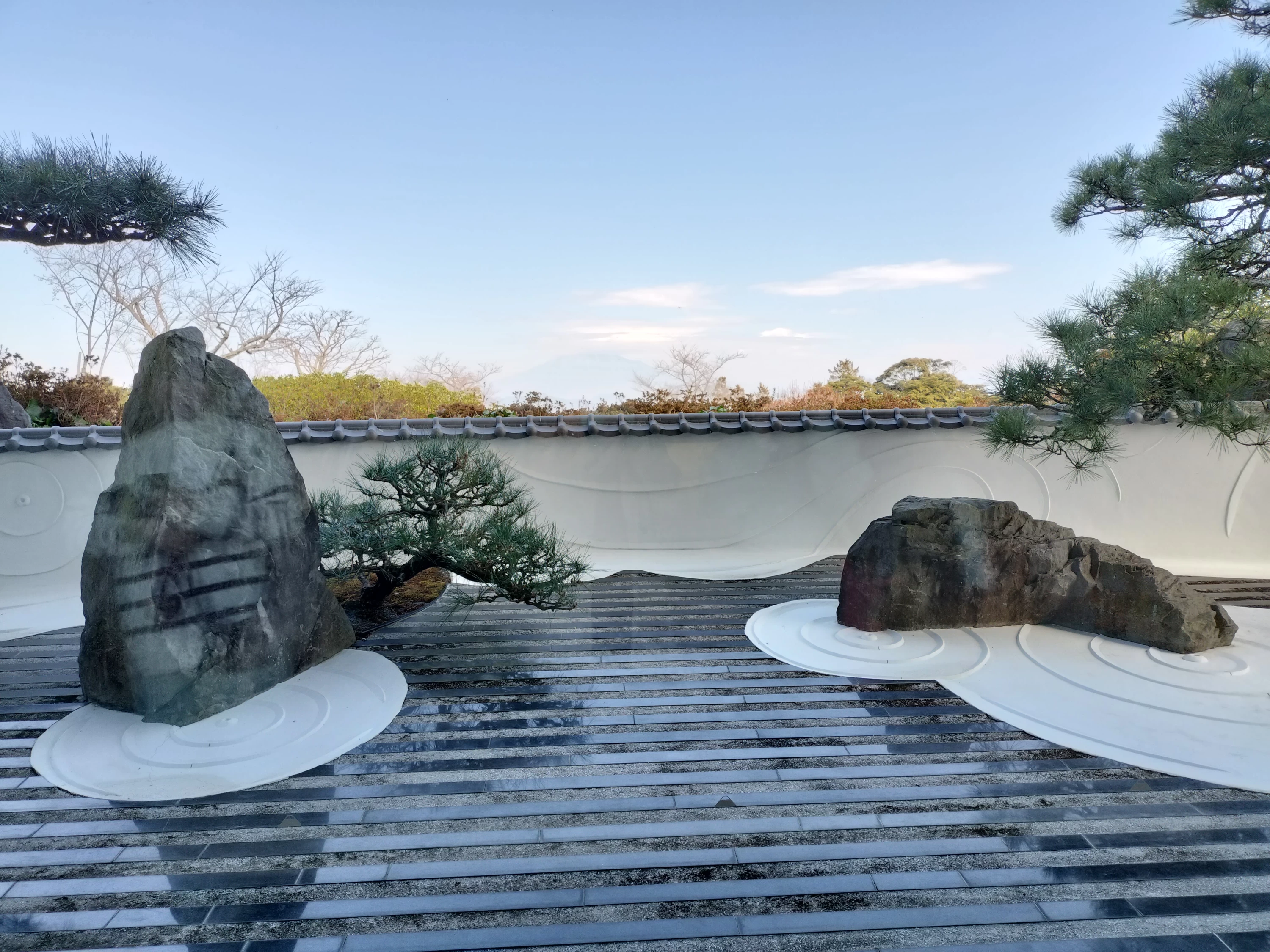 1階の庭園から見る景色も素晴らしい