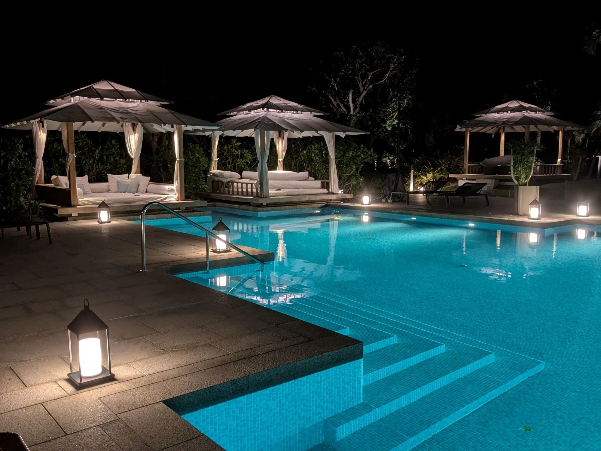 ライトアップされたプール(現地にて撮影)