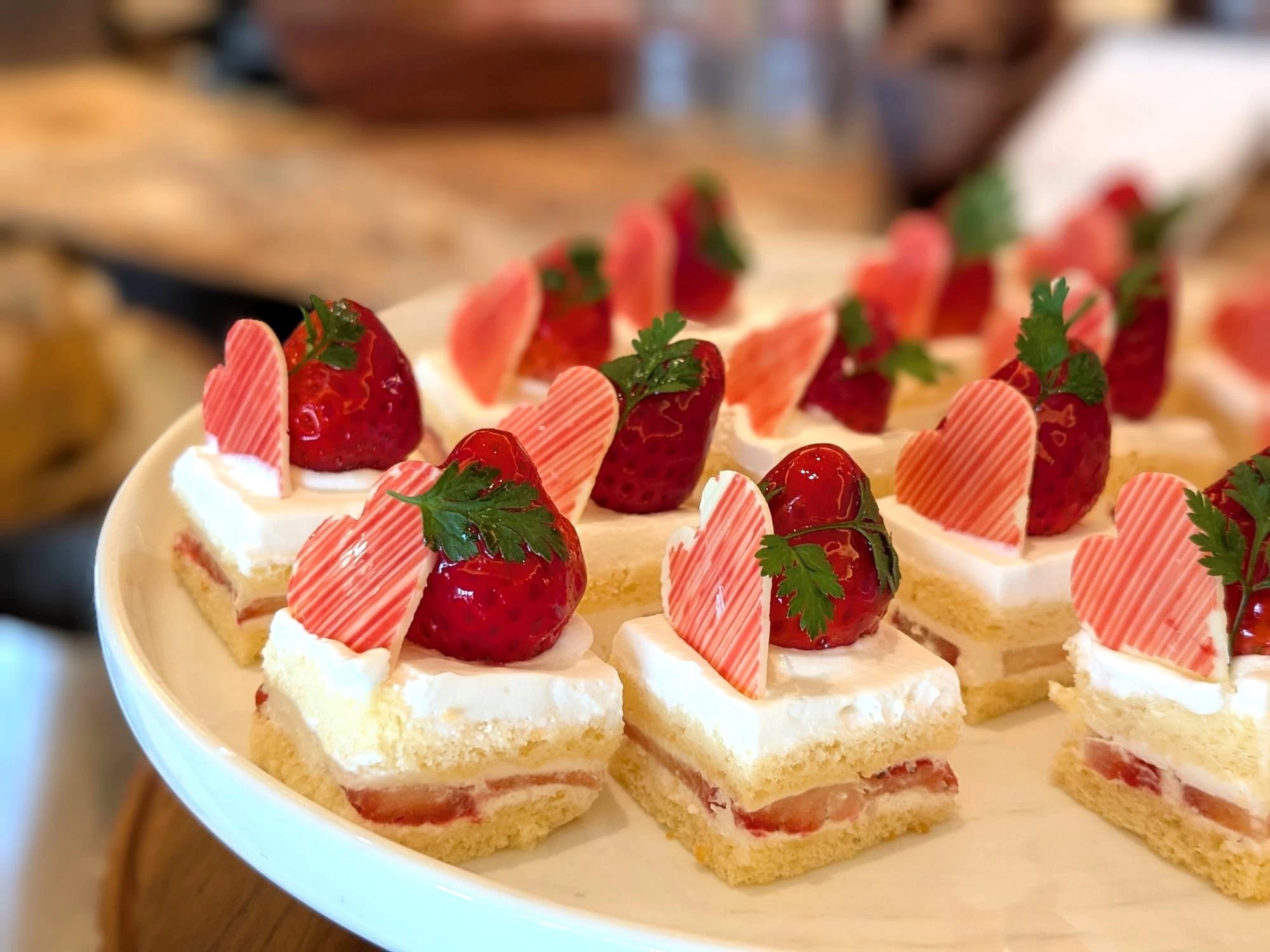 プチサイズのケーキやフルーツ(現地にて撮影)