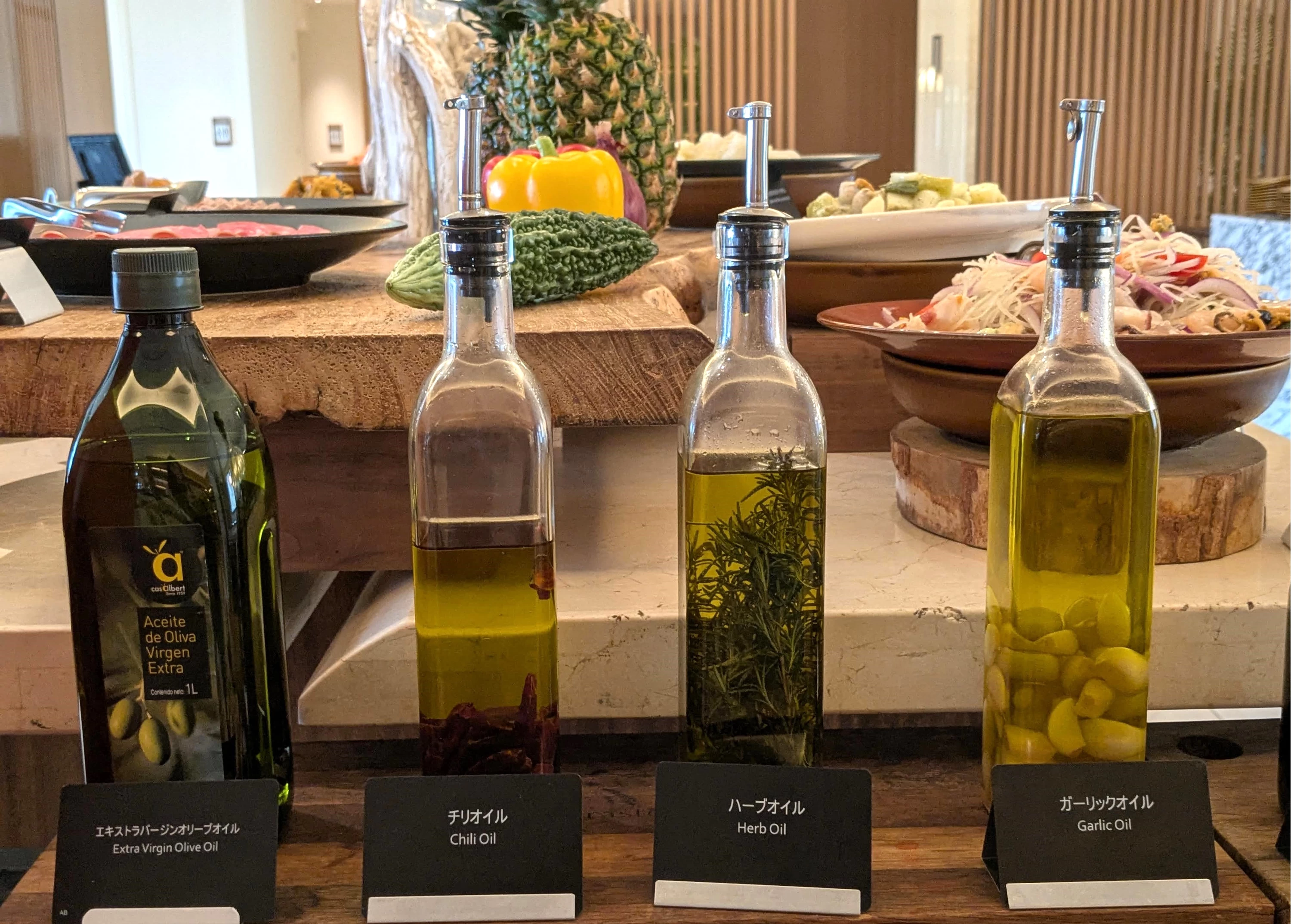 オイルやドレッシングの選択肢も豊富(現地にて撮影)