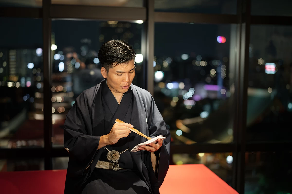 プロの落語家が魅せる繊細な仕草に注目