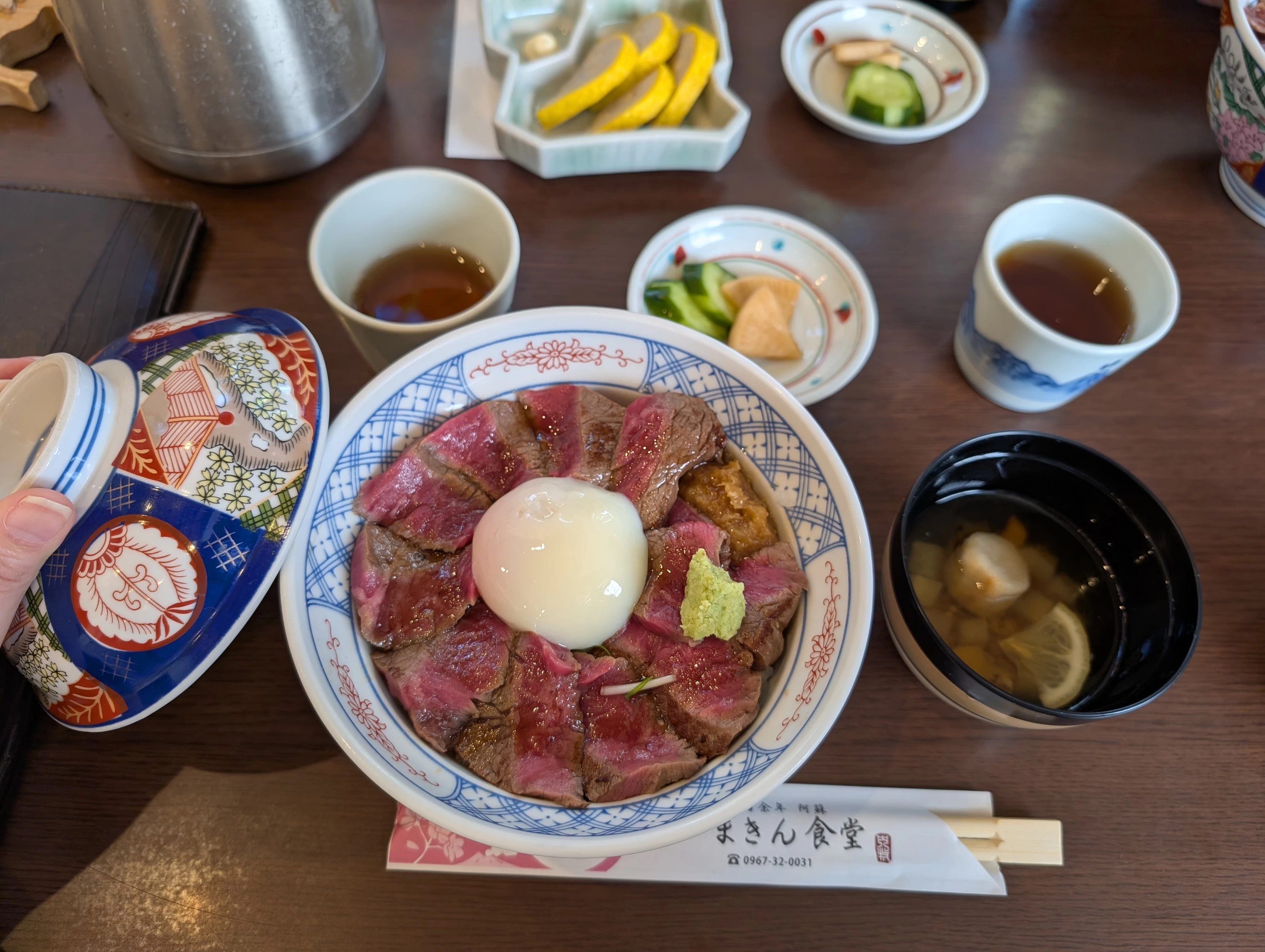 おすすめ！あか牛丼＋からしれんこんセット（現地にて撮影）