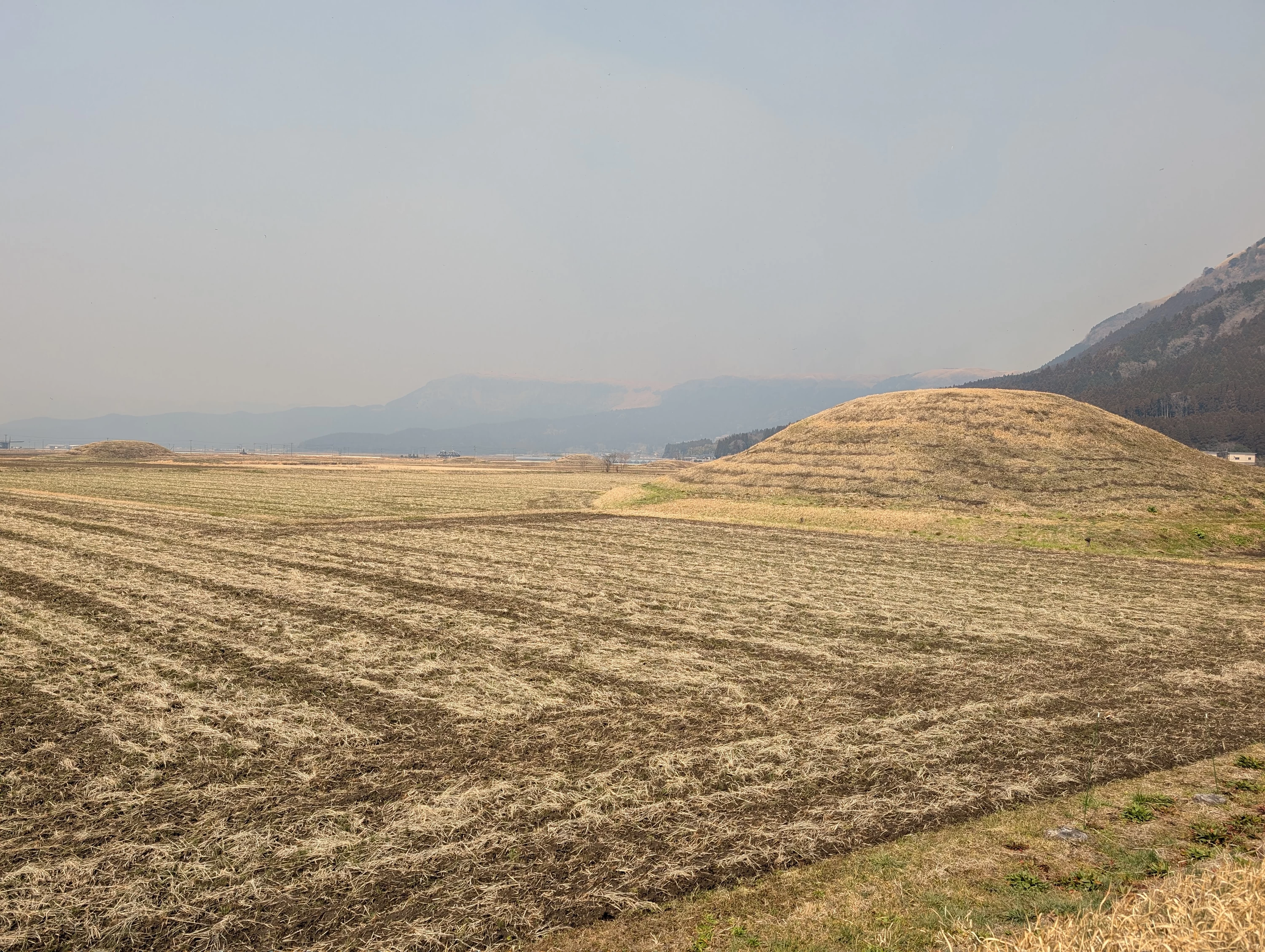 周囲には古墳がたくさん（現地にて撮影）