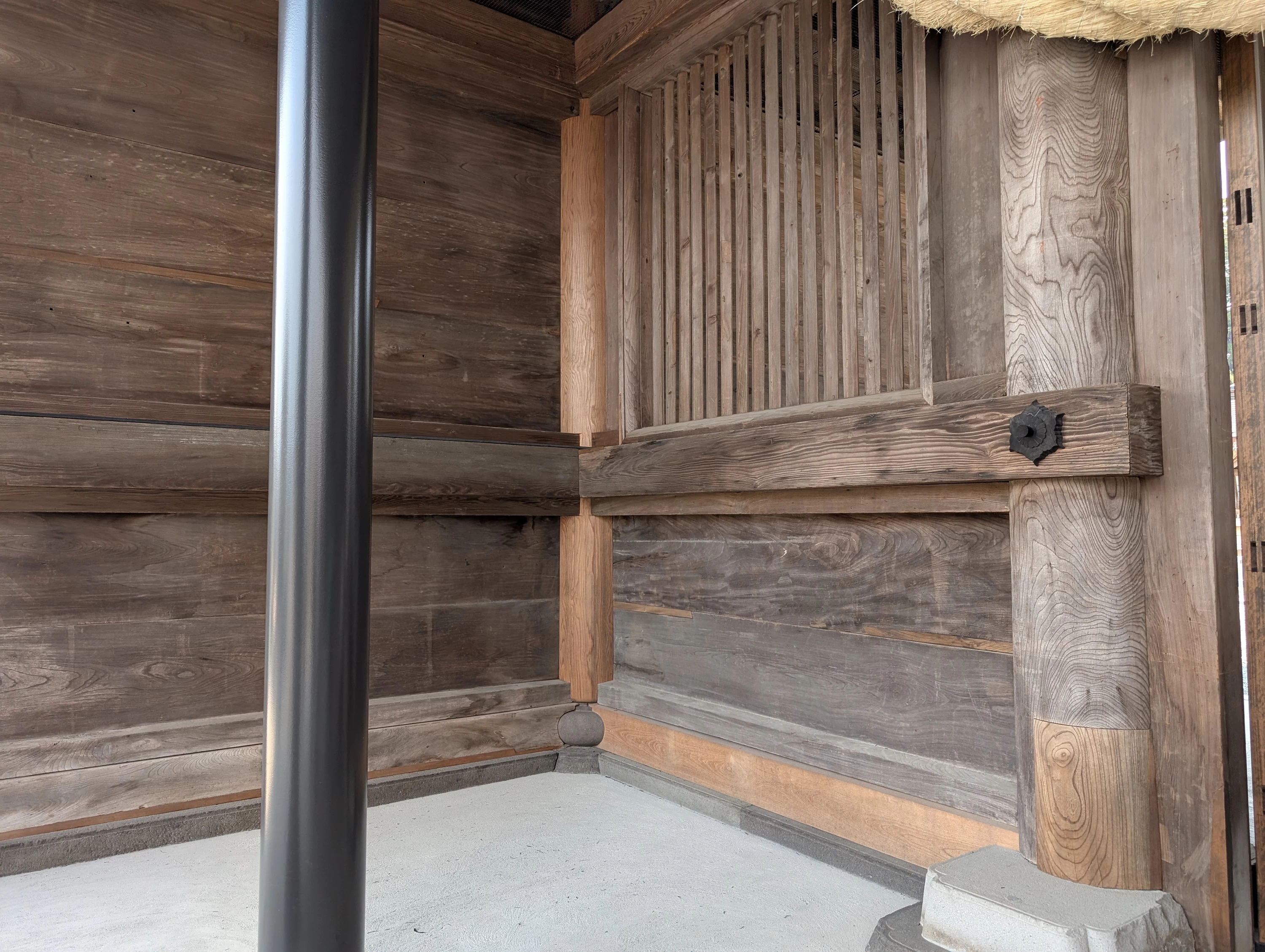 震災倒壊後の修復が至る所に見える（現地にて撮影）