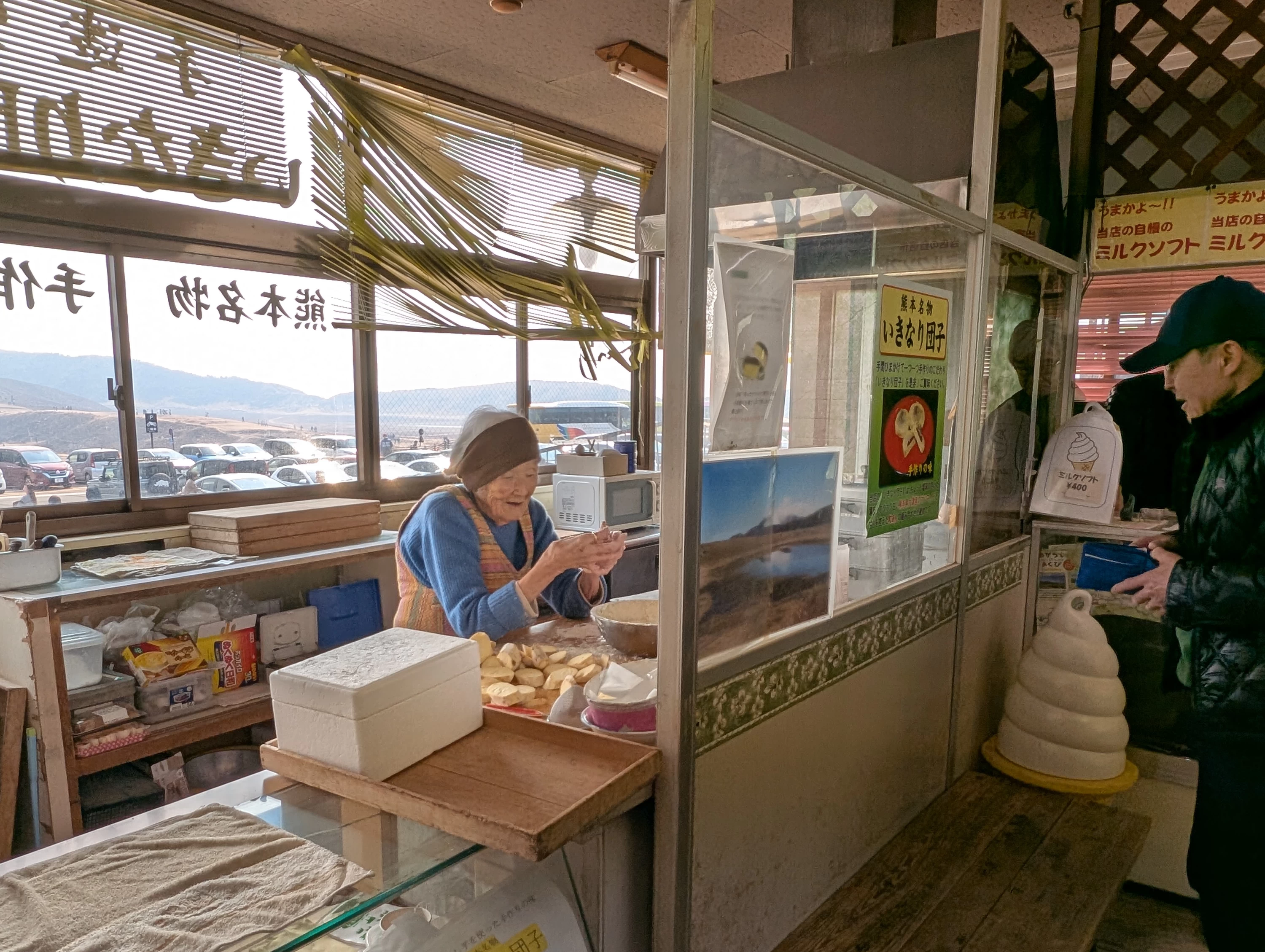 土産店ではおばあちゃんの「いきなり団子」も（現地にて撮影）