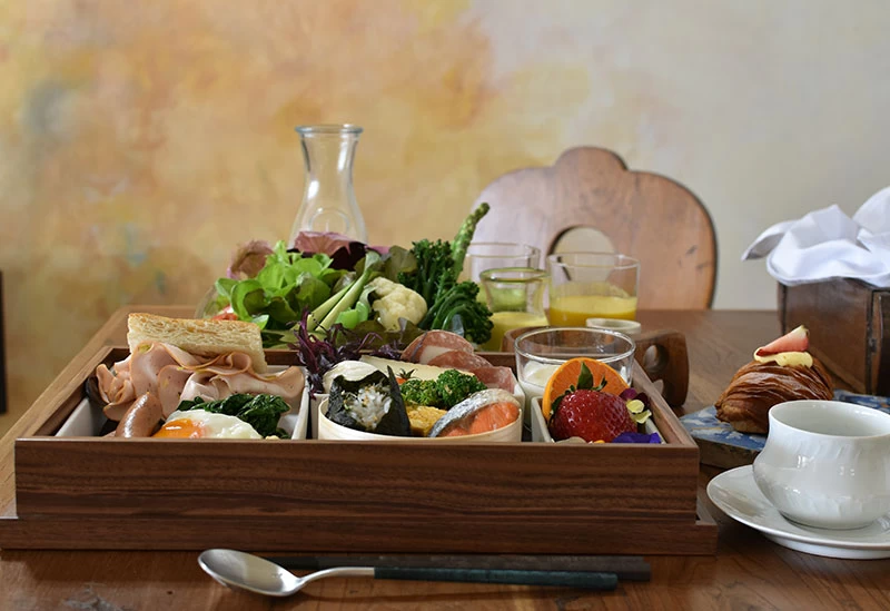華やかな朝食を部屋でいただく贅沢