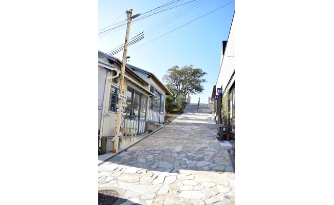 陶器のタイル張りの坂道