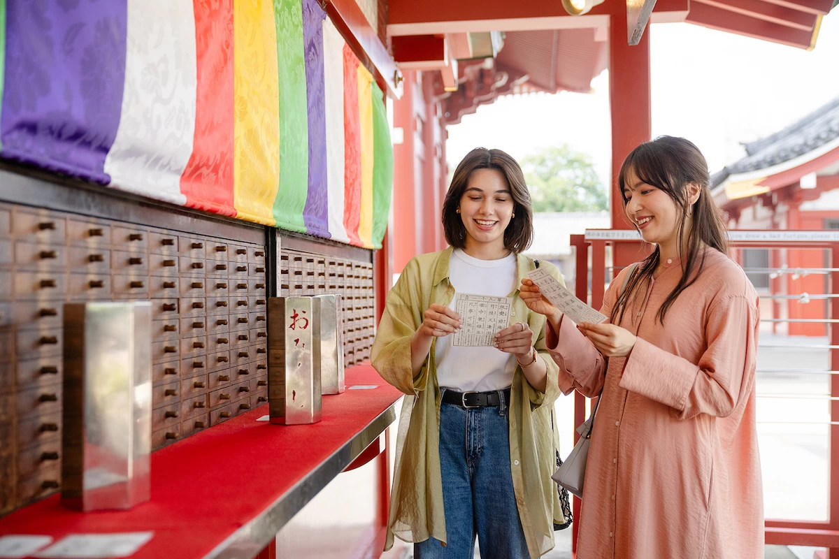 参拝後は観音百箋のおみくじで運試し