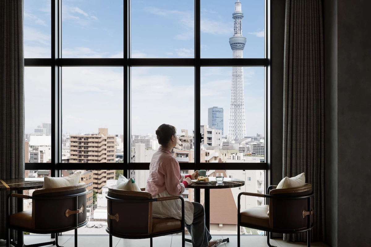 朝日が差し込む最上階のOMOベース