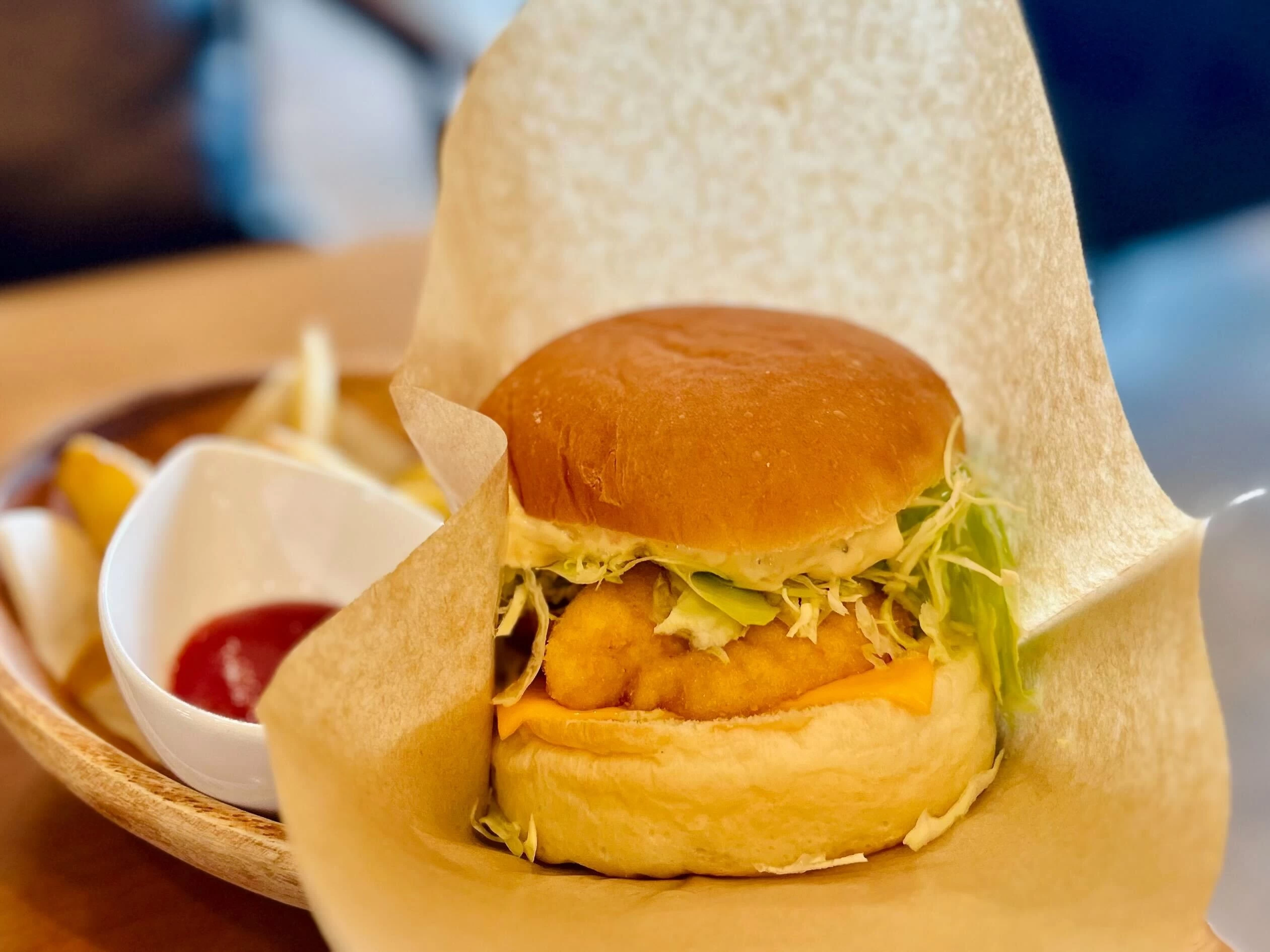 地元の魚が味わえるフィッシュバーガー（現地にて撮影）