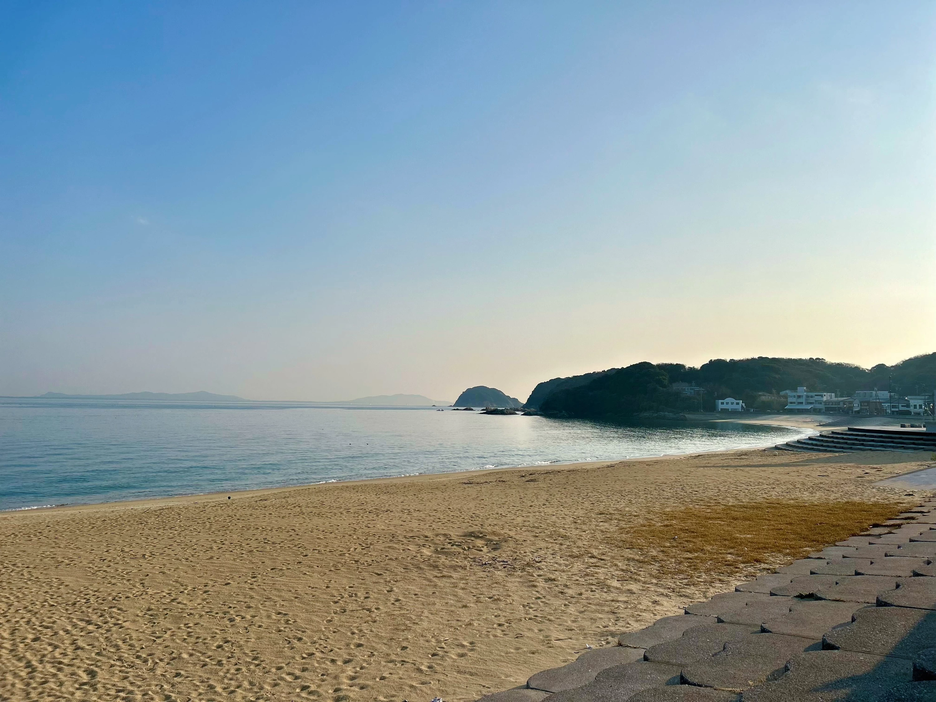 美しい海が目の前に広がる砂浜（現地にて撮影）