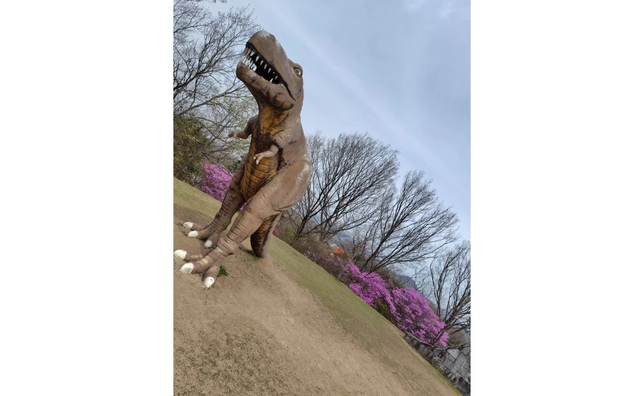 恐竜のオブジェ 春