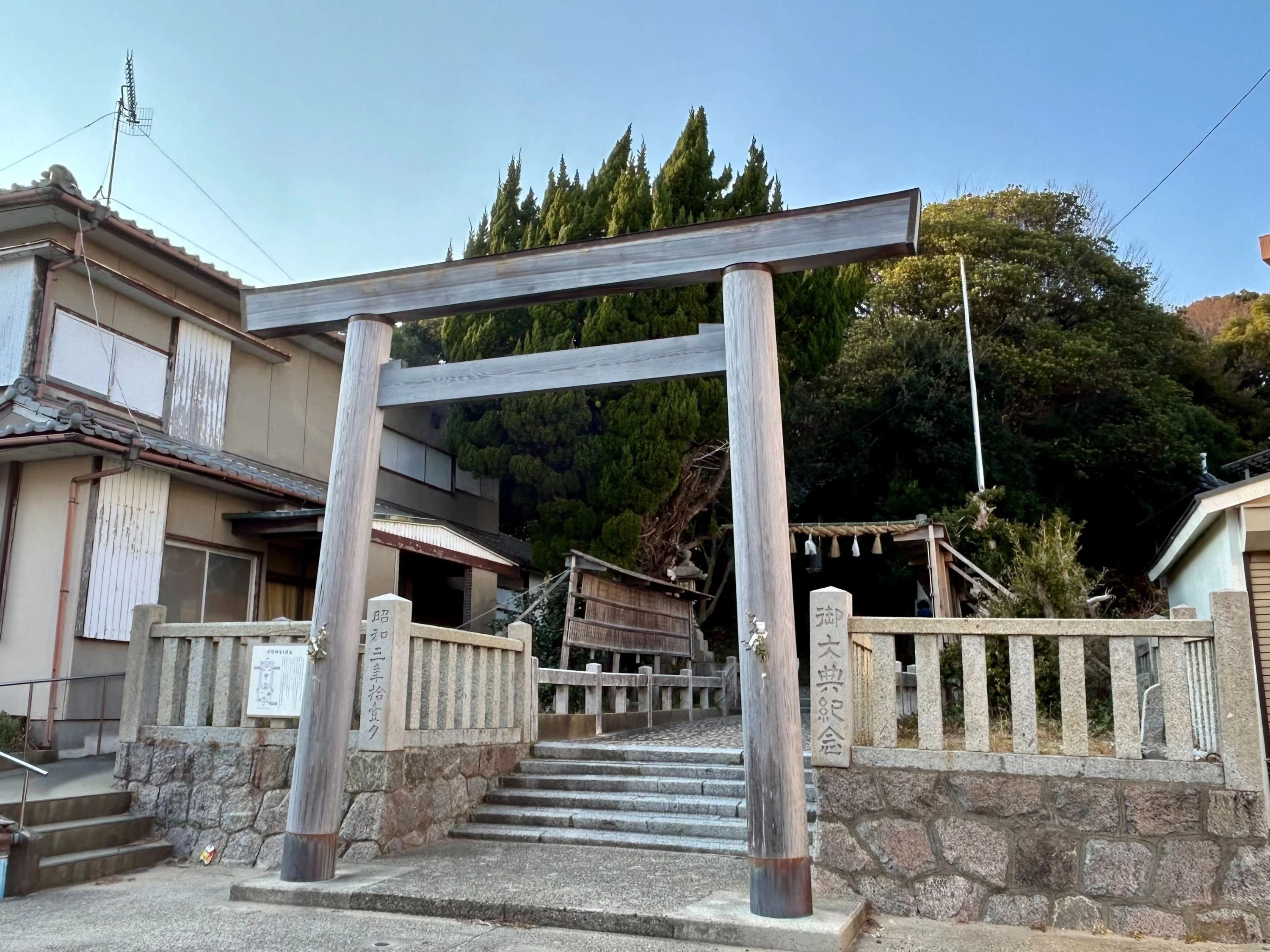 すぐそばにある八王子社（現地にて撮影）