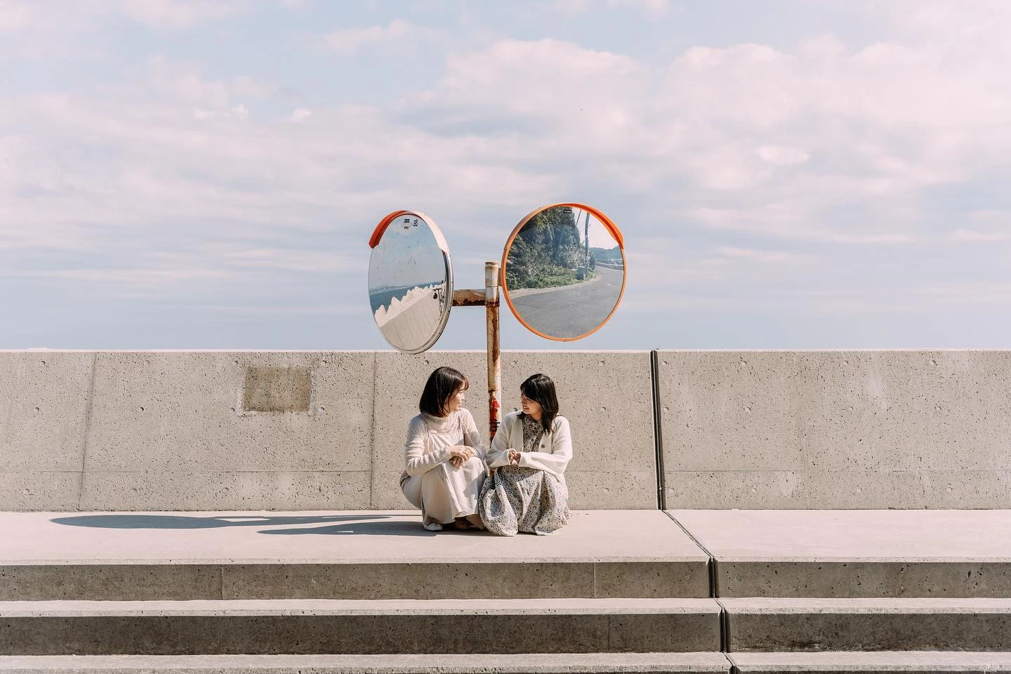 海岸沿いには可愛い「ふたごミラー」も