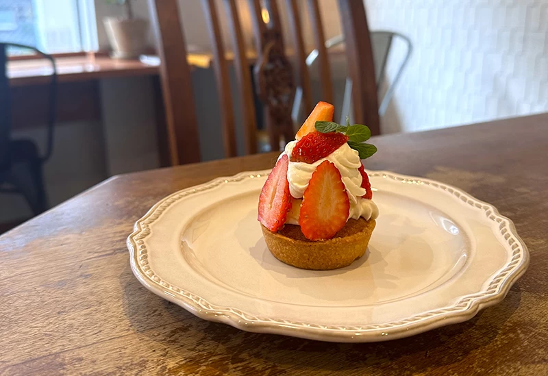 手作りスイーツを食べながらほっと一息