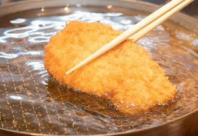 昼夜で揚げ方とソースを変えるこだわりよう