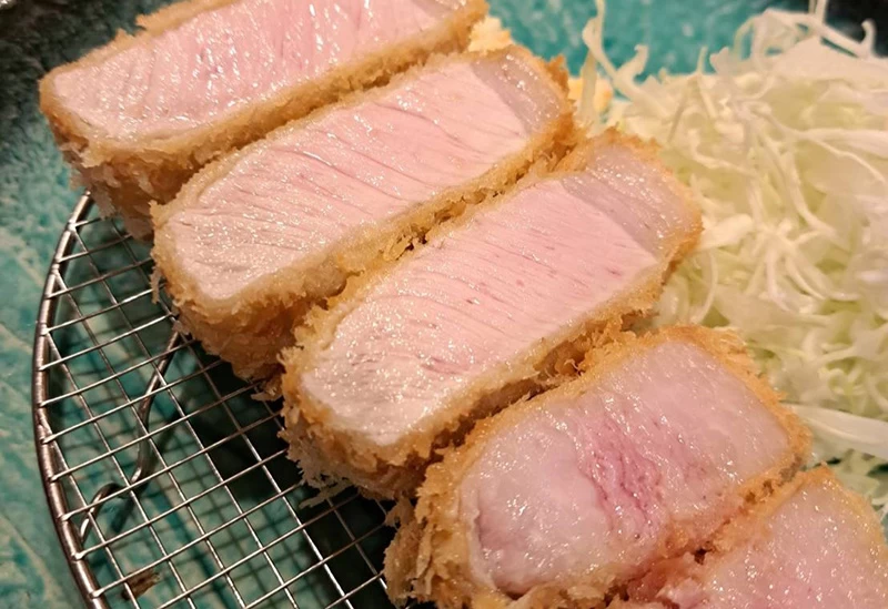 薄っすらとしたピンク色が美しいとんかつの断面