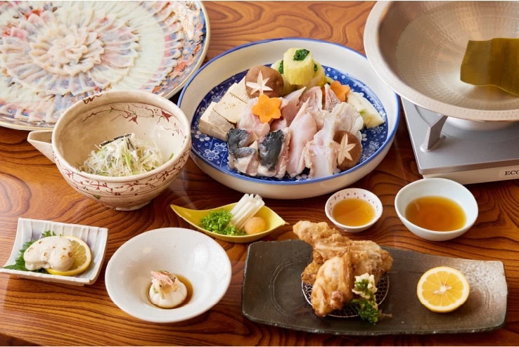 ふぐ割烹は近海で獲れるふぐを刺身、天ぷら、白子焼きに。創作割烹は5,500円～、ふぐ割烹は時価
