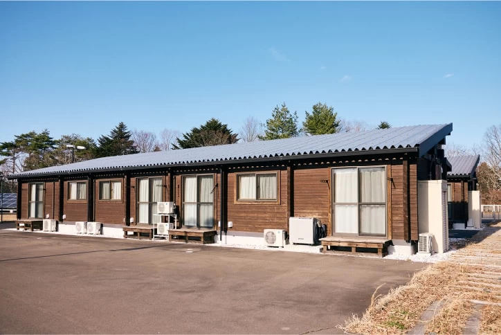 コテージはかつて仮設住宅として使用されていたものを活用